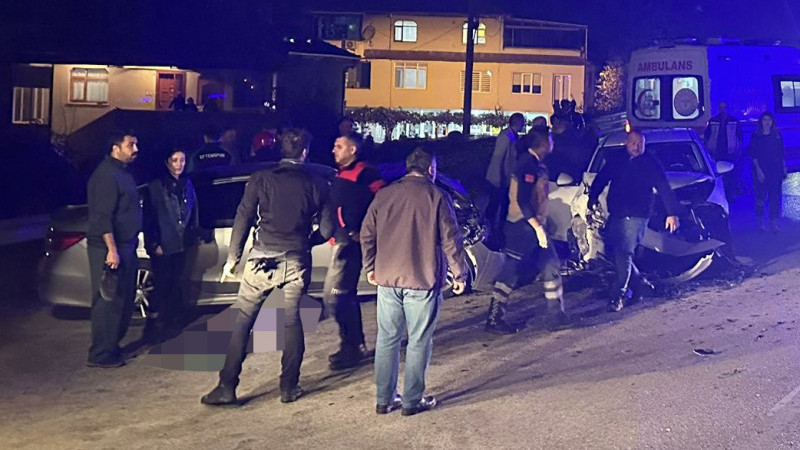 DÜZCE'DE İKİ OTOMOBİL ÇARPIŞTI