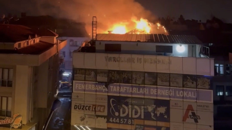 İŞ MERKEZİNİN ÇATISI  KULLANILAMAZ HALE GELDİ