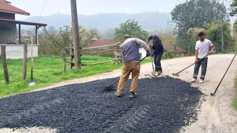 KÖY YOLLARINDA KONFOR VE GÜVENLİK ARTIRILIYOR 
