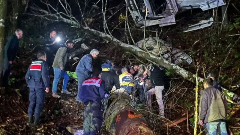 YIĞILCA’DA TIR ŞARAMPOLE YUVARLANDI