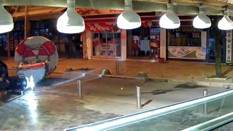 TALİHSİZ KADININ EKMEK TEKNESİNE MOTOSİKLET ÇARPTI