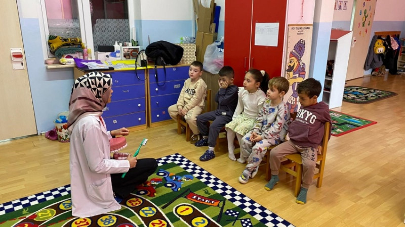 ÇİLİMLİ’DE SAĞLIKLI GÜLÜŞLER İÇİN EĞİTİM