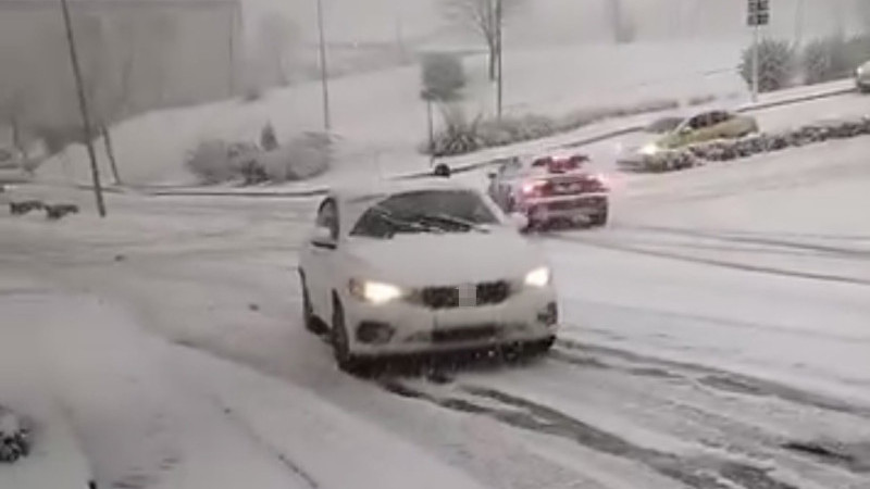 KARLI YOLDA KONTROLDEN ÇIKAN OTOMOBİL KAZA YAPTI