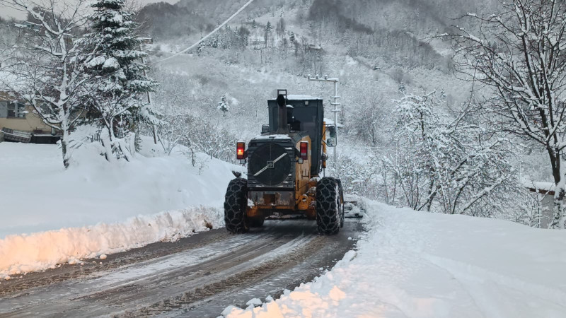 DÜZCE İL ÖZEL İDARESİ EKİPLERİ KARLA MÜCADELE ÇALIŞMALARINI SÜRDÜRÜYOR