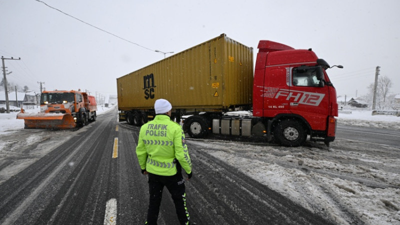 KAR KÜREME VE TUZLAMA ÇALIŞMASI YÜRÜTÜLDÜ
