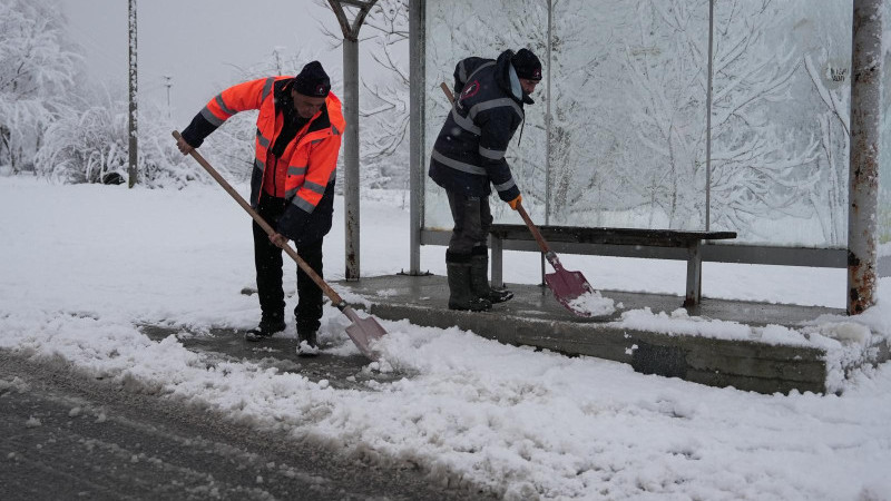 BELEDİYENİN KAR TİMLERİ SAHADA
