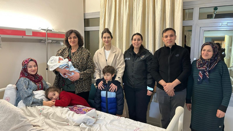 POLED’DEN YENİ DOĞUM  YAPAN ANNEYE TEBRİK ZİYARETİ
