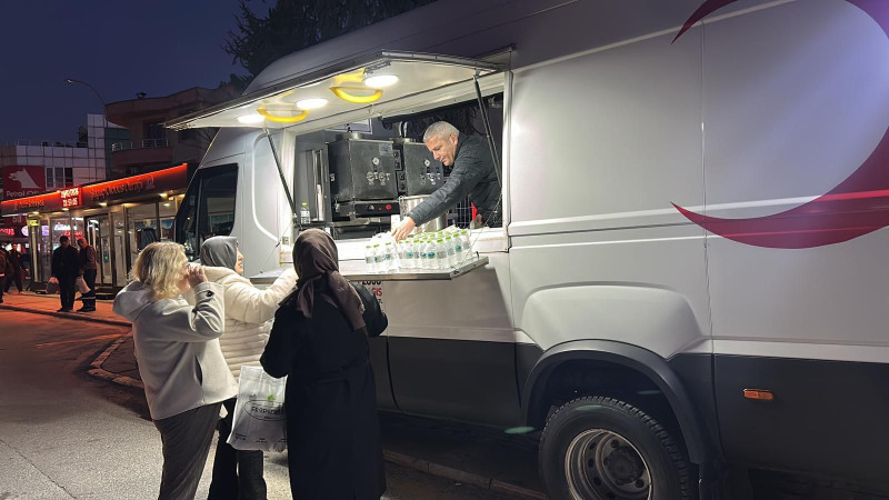   İFTARA YETİŞMEYE ÇALIŞANLARA KIZILAY’DAN İKRAM 