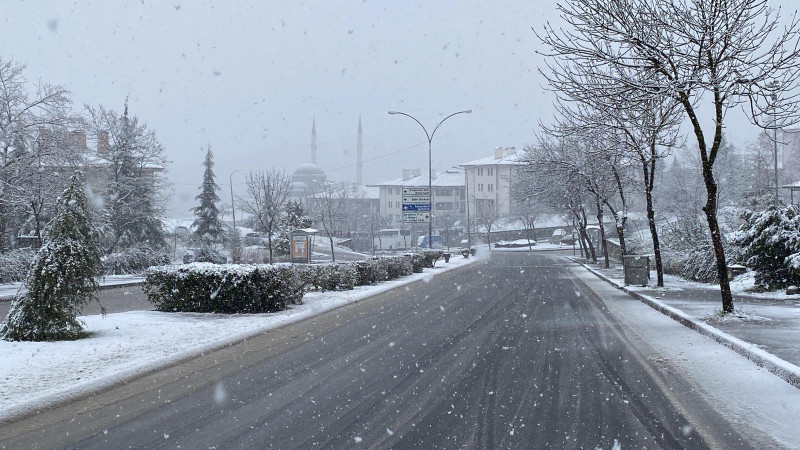 YÜKSEK KESİMLER BEYAZA BÜRÜNDÜ