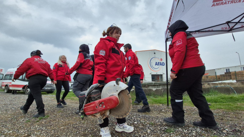 KADIN HASSASİYETİYLE HAYATA BAĞLIYORLAR