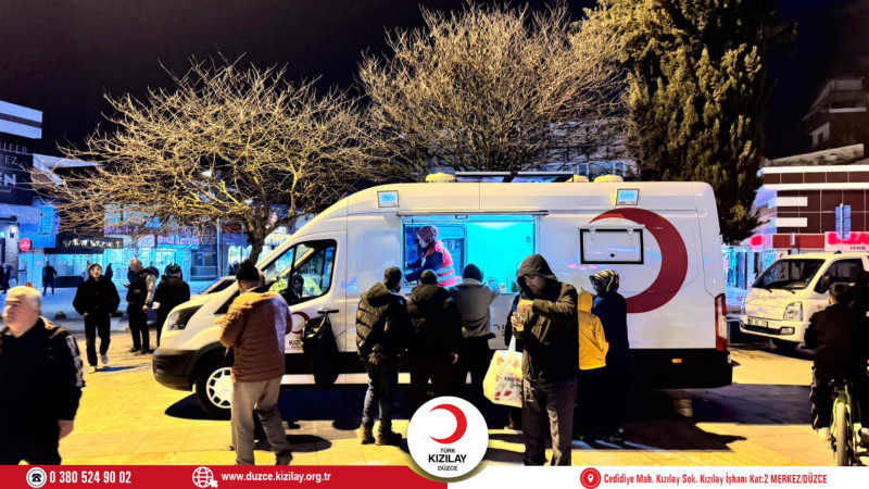 VATANDAŞLARA İKRAMLIKLAR DAĞITILDI