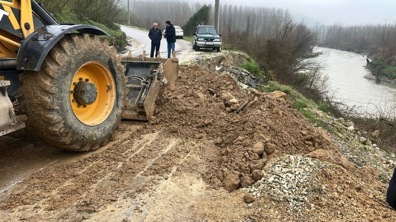 AKÇAKOCA’DA YOL ÇÖKTÜ