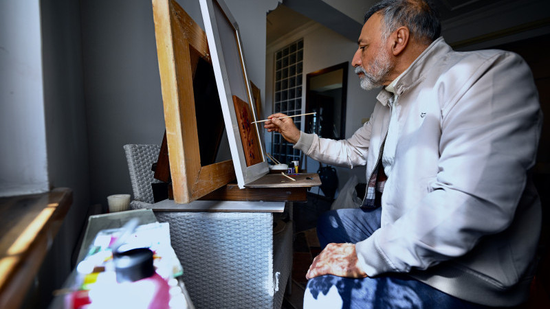 GÖZ DOKTORU SANATIN İYİLEŞTİRİCİ GÜCÜNÜ HASTALARIYLA PAYLAŞIYOR