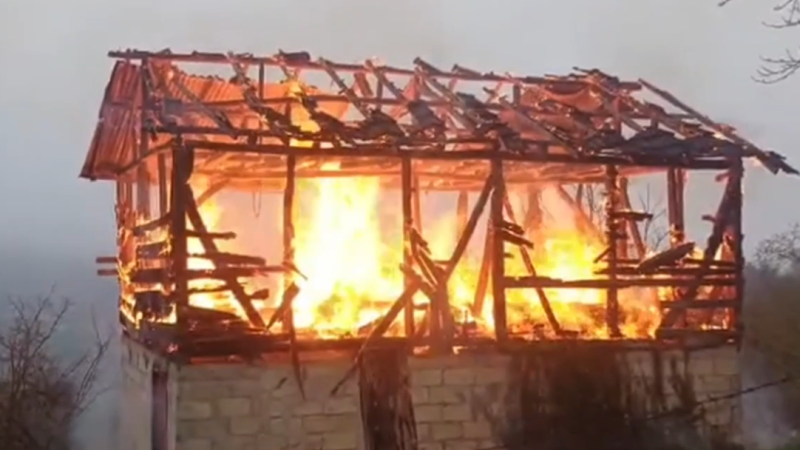 AHIRDA ÇIKAN YANGIN EVE SIÇRAMADAN SÖNDÜRÜLDÜ