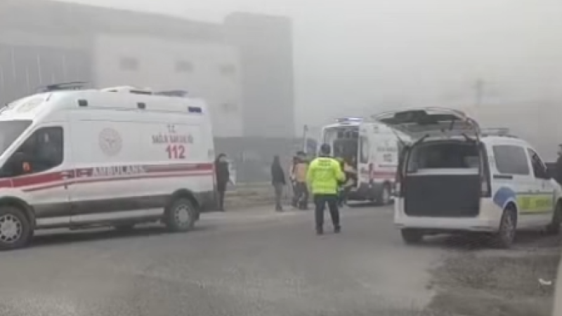 ARAÇ YAN YATTI, 4 KİŞİ YARALANDI