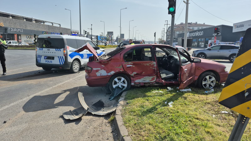 POLİS ARACI İLE OTOMOBİL ÇARPIŞTI: 6 YARALI