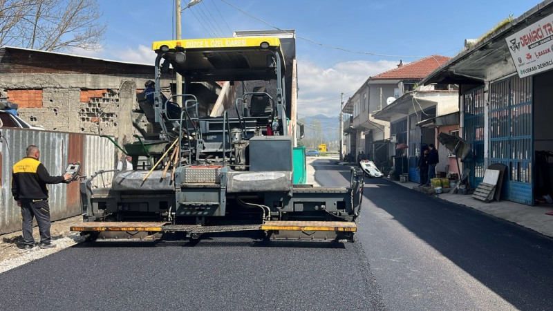KÖYLERDE ASFALTLAMA ÇALIŞMALARI DEVAM EDİYOR