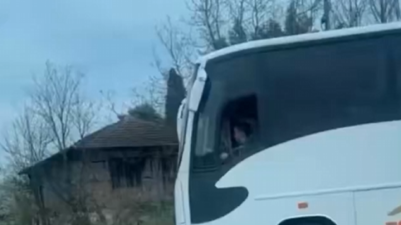 12 YAŞINDAKİ ÇOCUK OTOBÜSÜN DİREKSİYONUNA GEÇTİ