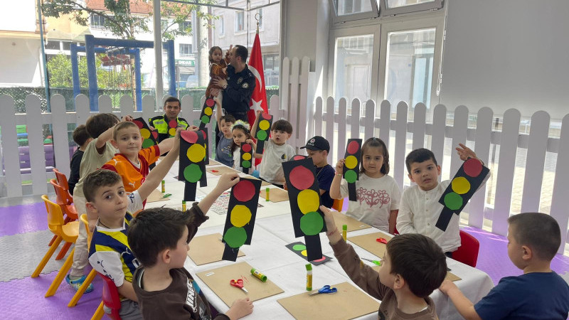 CUMAYERİ’NDE ANAOKULU ÖĞRENCİLERİNE TRAFİK EĞİTİMİ VERİLDİ