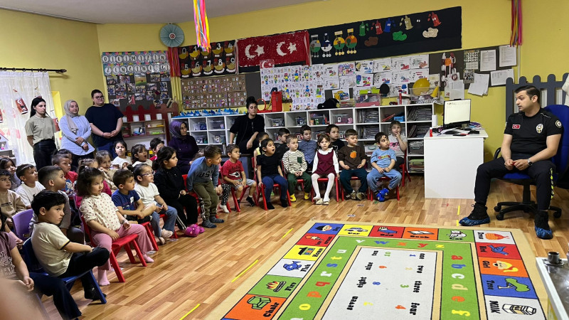 MİNİKLER TRAFİĞİ POLİSLERDEN ÖĞRENDİ