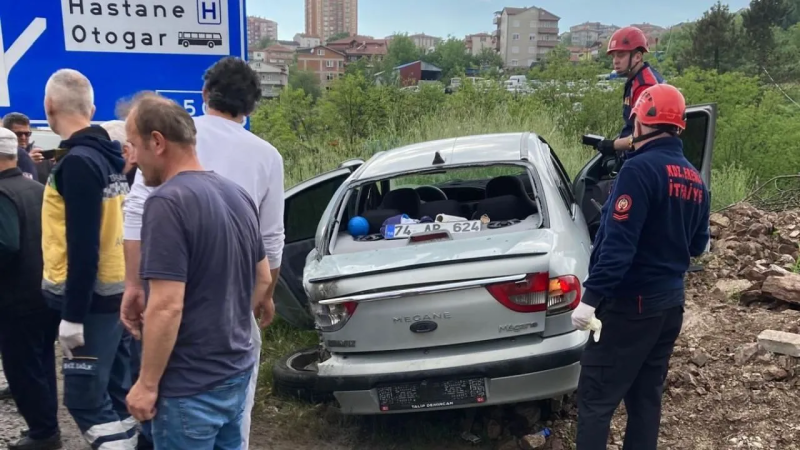 TAKSİ İLE TIR ÇARPIŞTI: 5 YARALI