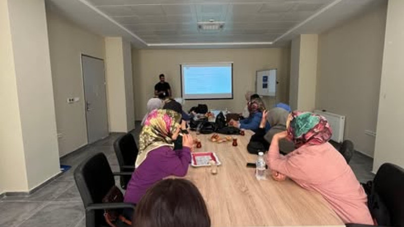 KADIN KURSİYERLERE SAĞLIKLI YAŞAM EĞİTİMİ VERİLDİ