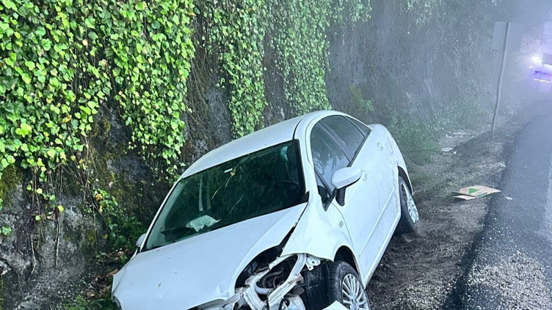 OTOMOBİL SU KANALINA UÇTU…