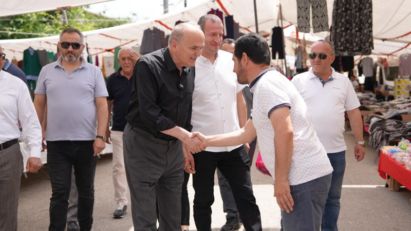 BAŞKAN ÖZLÜ, PAZAR ESNAFIYLA BİR ARAYA GELDİ