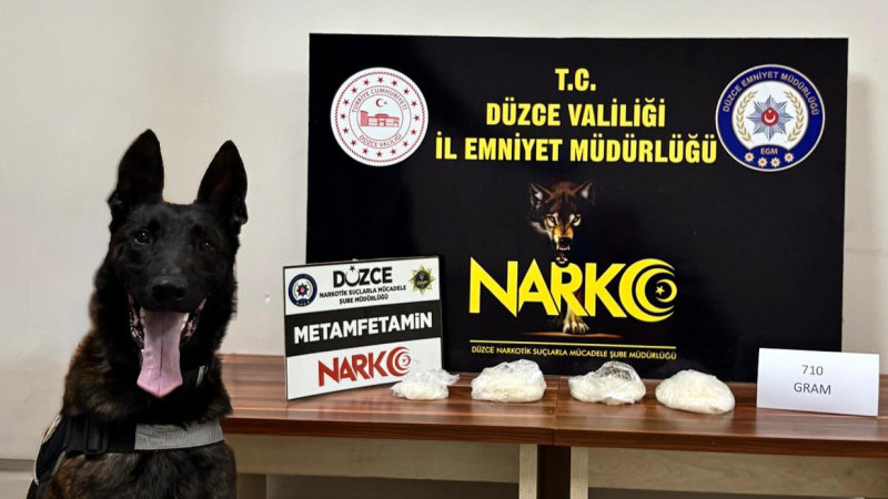 TAKSİNİN MOTOR BÖLÜMÜNDEN UYUŞTURUCU ÇIKTI