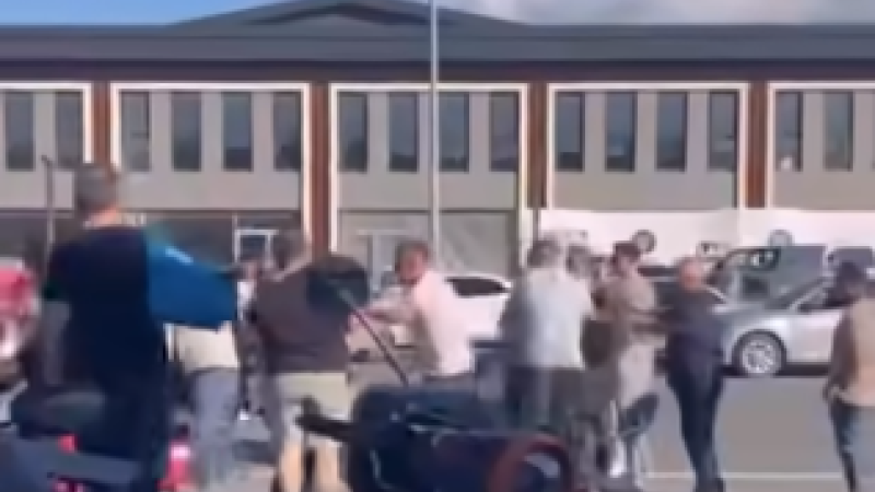 YOL VERME KAVGASINDA YUMRUKLAR KONUŞTU