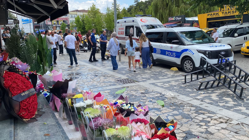 DÜZCE’DE ÇİÇEKÇİLER ARASINDA MÜŞTERİ KAVGASI: 1 YARALI