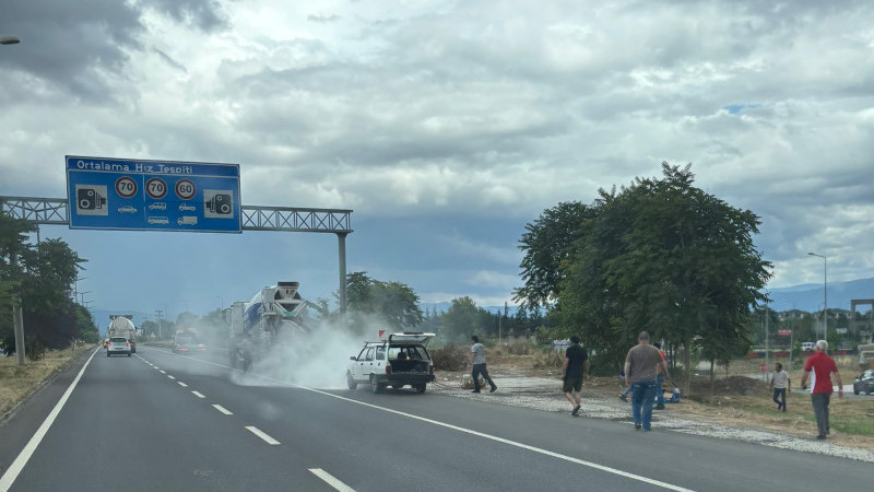 HAL KAVŞAĞI’NDA OTOMOBİL YANGINI: SÜRÜCÜLER SEFERBER OLDU