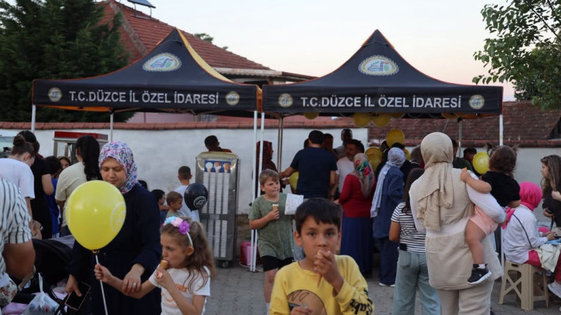 KÖY MEYDANINDA YILDIZLAR ALTINDA SİNEMA KEYFİ