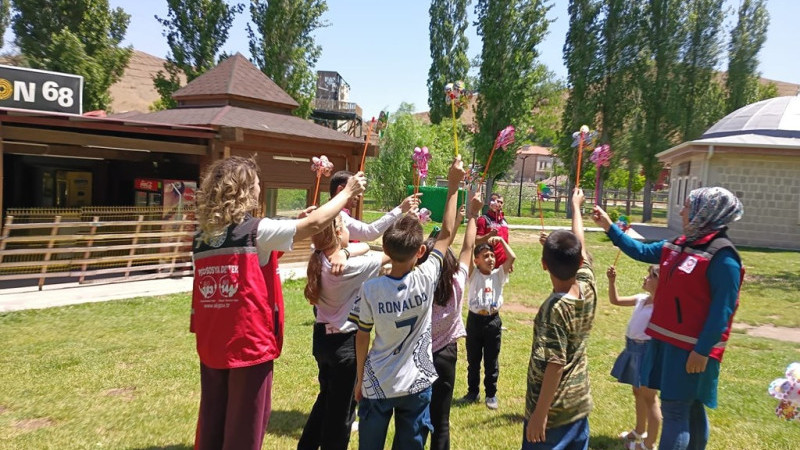 DÜZCELİ EBEVEYNLER O UYGULAMAYI MUHAKKAK İNDİRMELİ