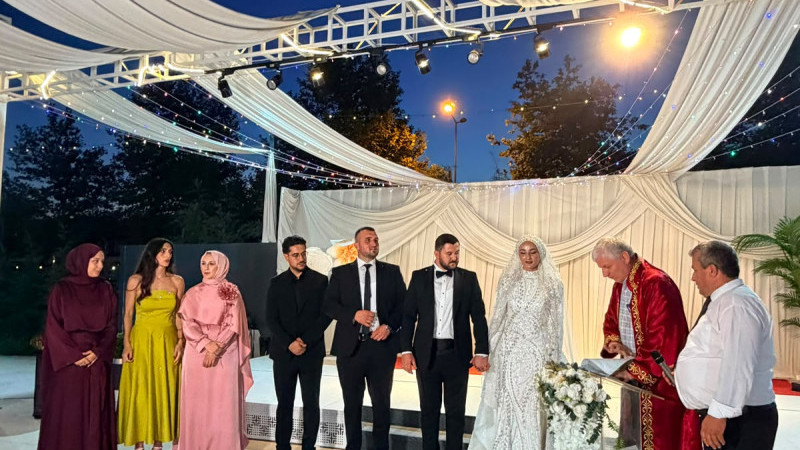 EMEK ÇİFTİNİN MUTLU GÜNÜ