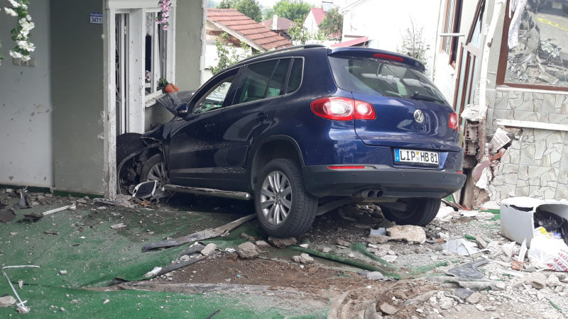 DÜZCE'DE BİR OTOMOBİL BAHÇE DUVARINI YIKARAK EVE ÇARPTI