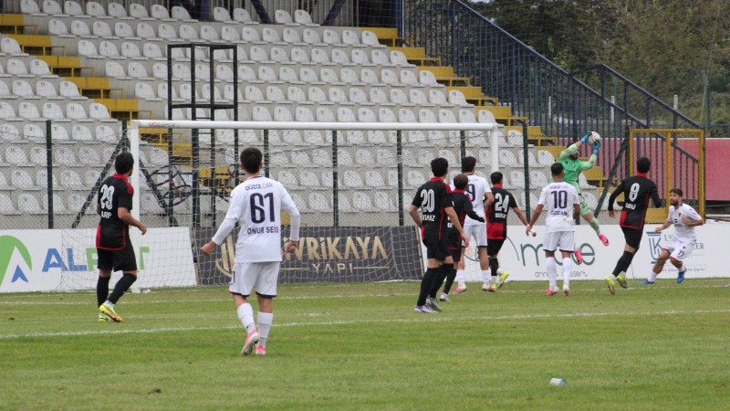 DÜZCESPOR 10 KİŞİYLE PUANI KURTARDI