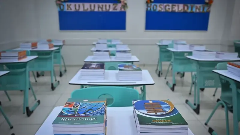 KİTAPLAR ÖĞRENCİ SIRALARINA BIRAKILDI