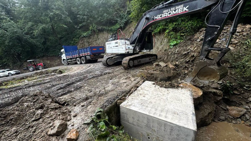 KÖY YOLLARINDA ALTYAPI GÜÇLENDİRİLİYOR