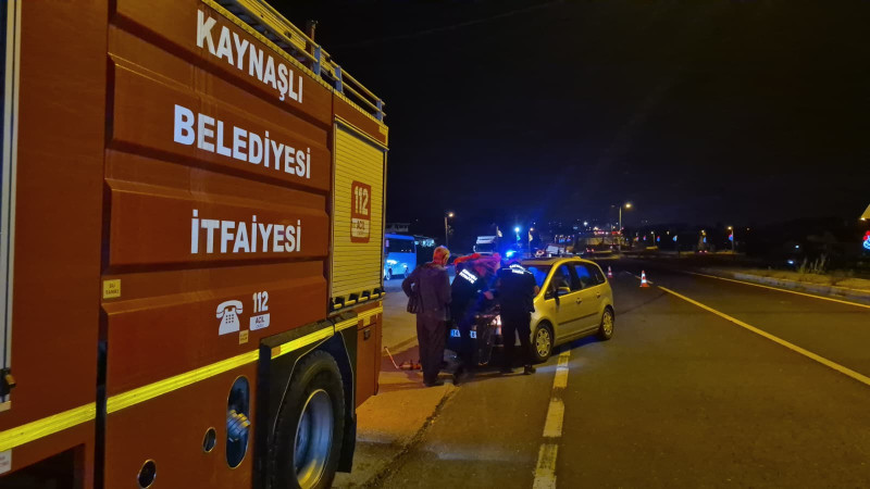 KARAYOLUNA ÇIKAN TRAKTÖRE OTOMOBİL ÇARPTI